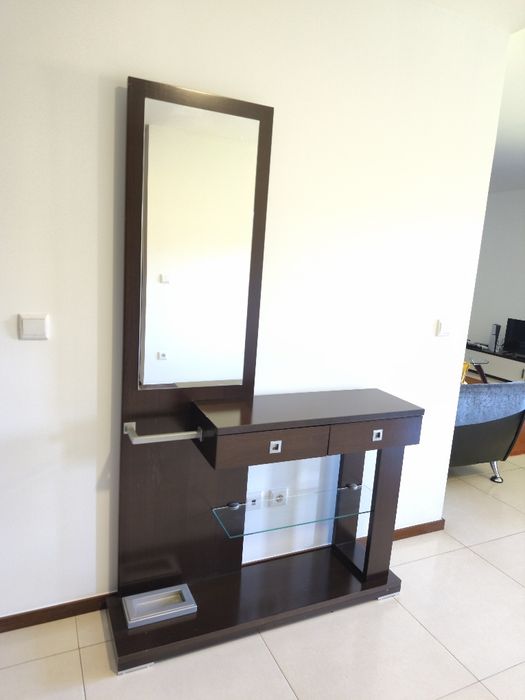 Móvel de entrada em madeira escura