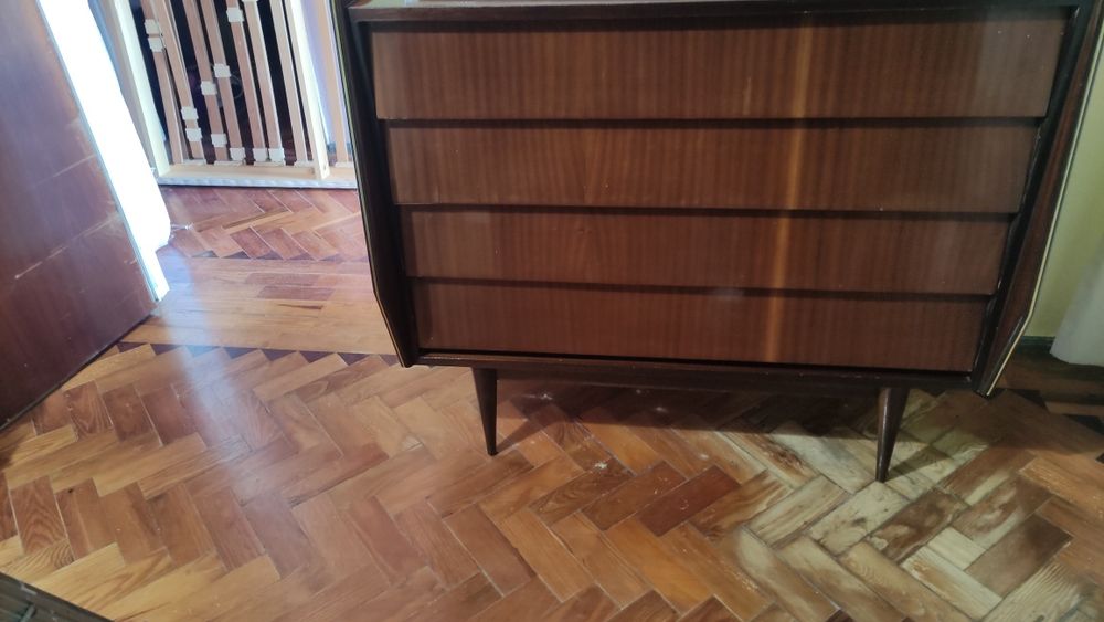 Vende-se roupeiro e cómoda em bom estado
