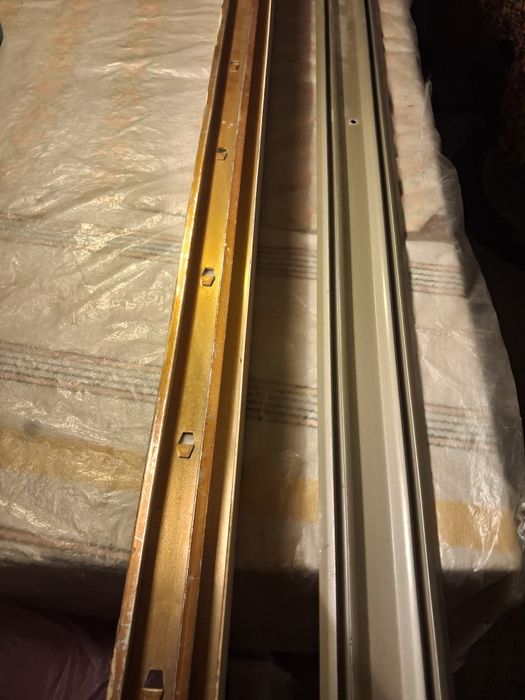 Karnisze : aluminiowy kątowy i  typu listwa. Cena za 2 szt.