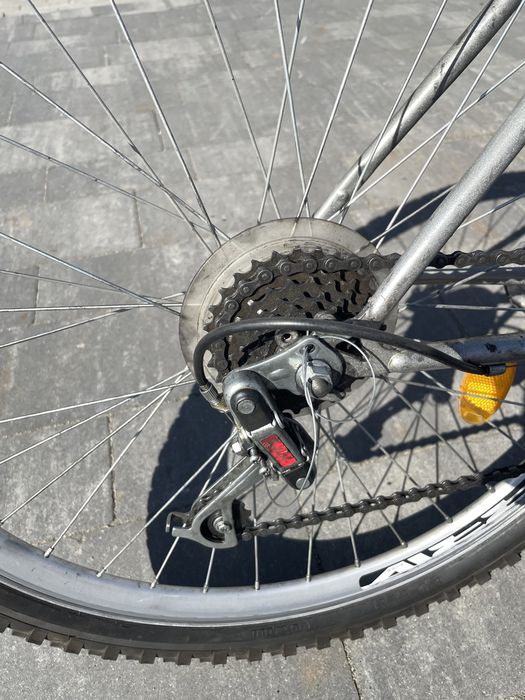 Sprzedam rower miejski koloru szarego.