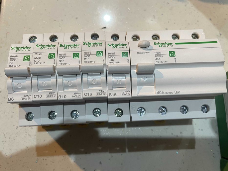 Wyłączniki  firmy Schneider