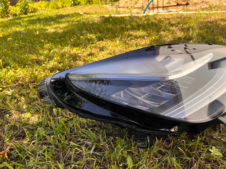 Фара права Tesla Y Led