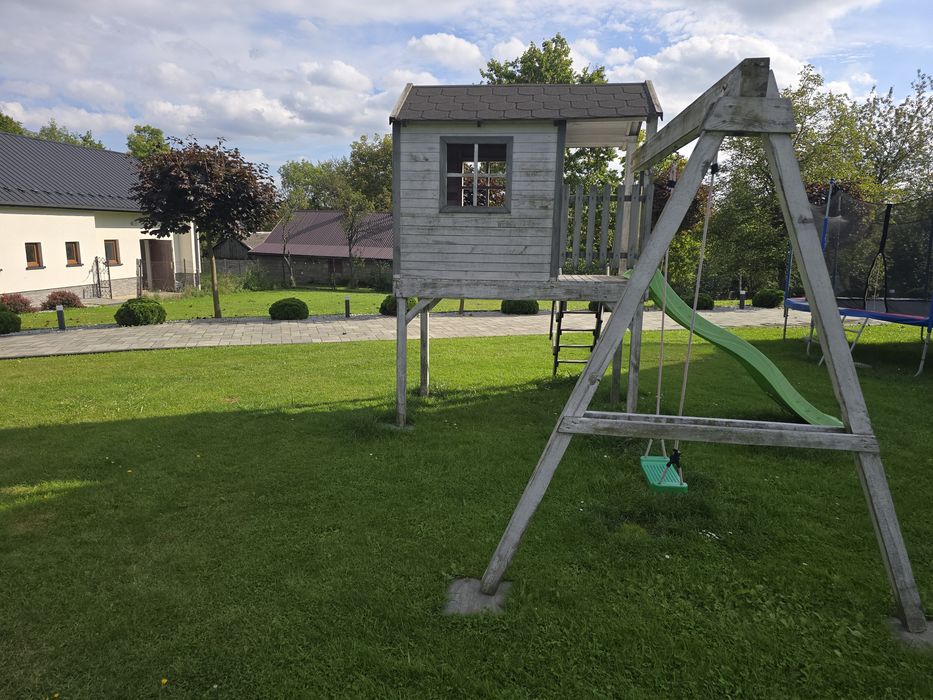 Domek dla dzieci ze zjezdzalnią i huśtawkami
