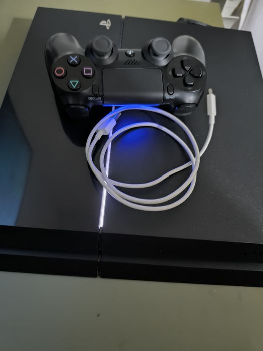 Consola PS4 com comando
