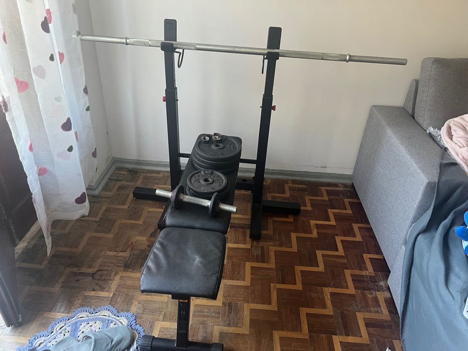 Banco de ginásio e halter