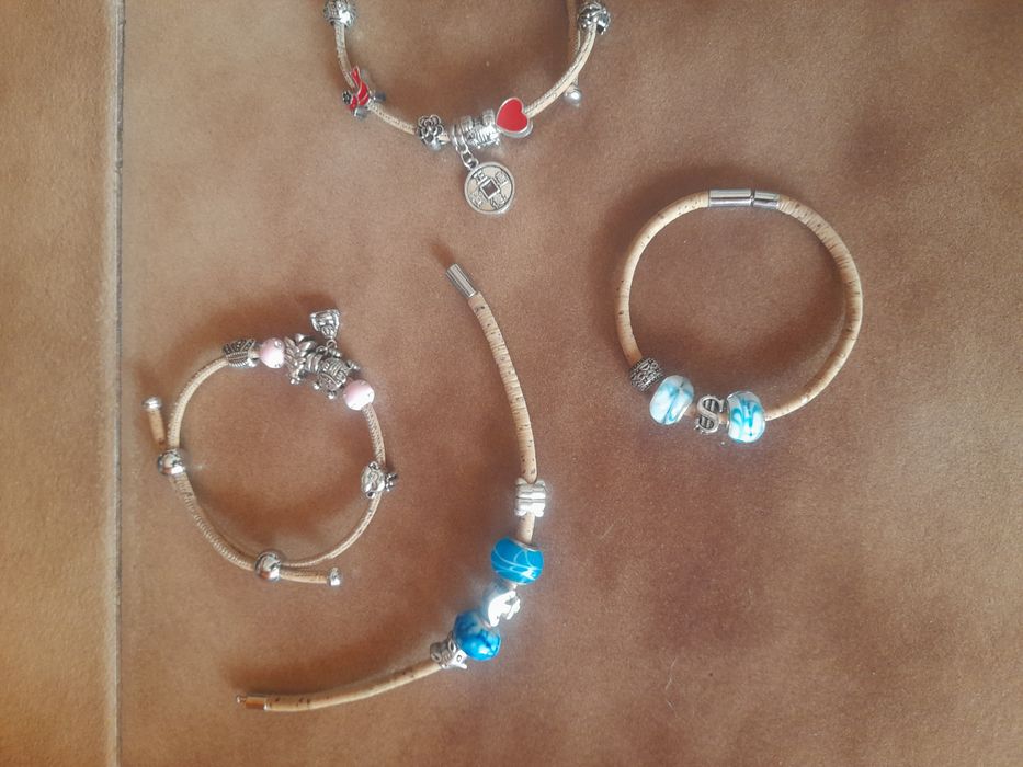 Pulseiras e fios e brincos em cortiça