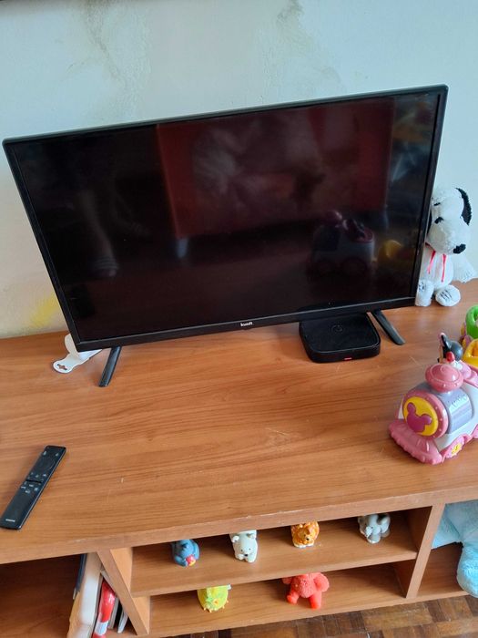 televisor da marca Kunft de 28 polegadas