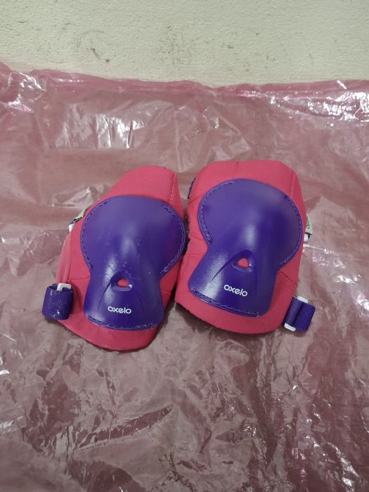 Patins em linha de menina, capacete e proteções