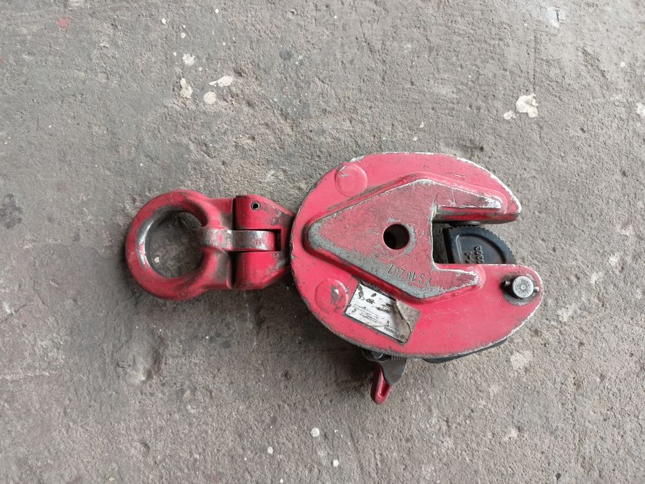 Uchwyt przegubowy podnoszenia blach w pionie