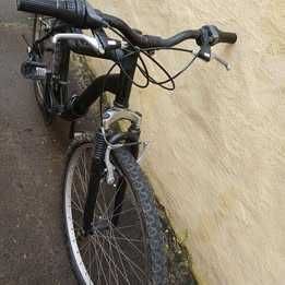 Bicicleta com velocidades Shimano.  Roda- 26. Falta cabo de  travão da roda de trás. Para desocupar.