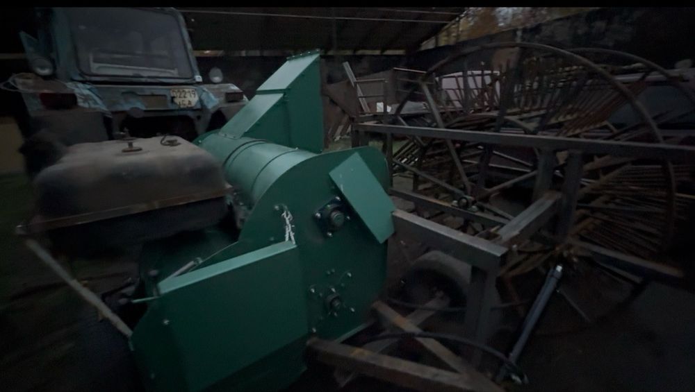 Гарбузовий комбайн з підборщиком