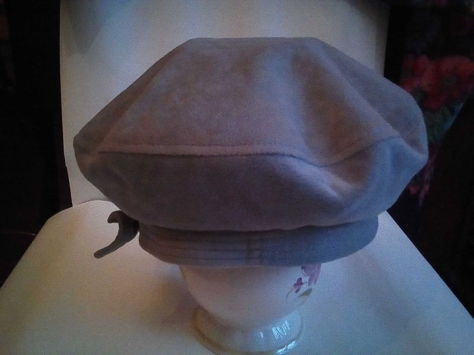 Берет жіночий із штучного велюру