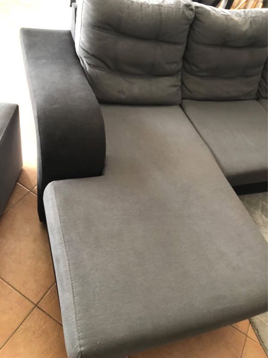 Sofa com pufs cinza