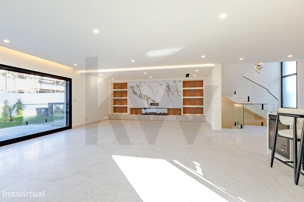 Moradia 4 suites, piscina aquecida e jardim para venda em Cascais