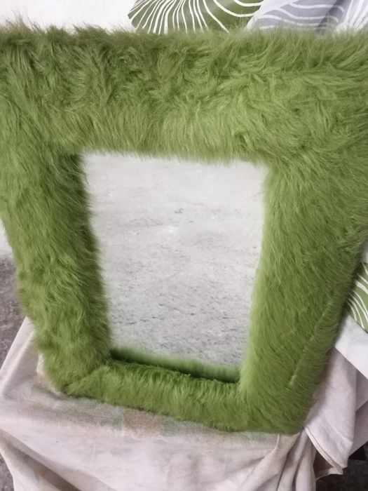 Espelho com moldura de pêlo