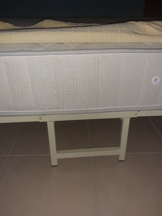 Cama baixa com colchão