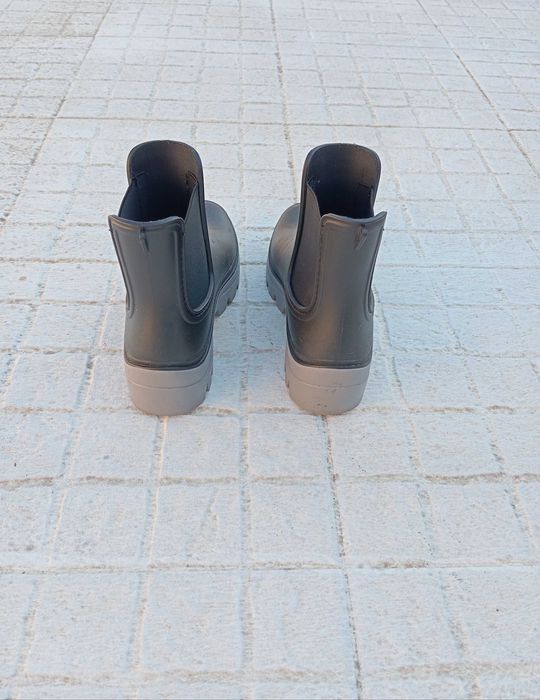 Botas tipo galocha pretas com elástico