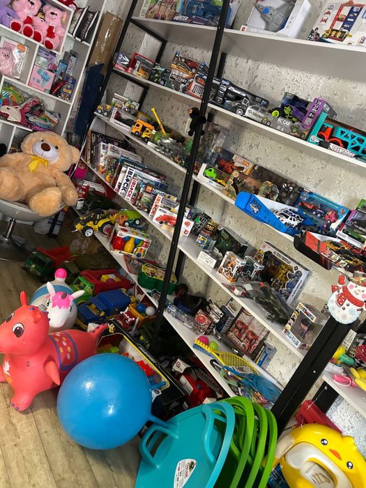 Продаж іграшок ,стелажів ,