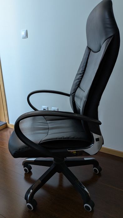 Cadeira de escritório ergonómica em pele sintética
