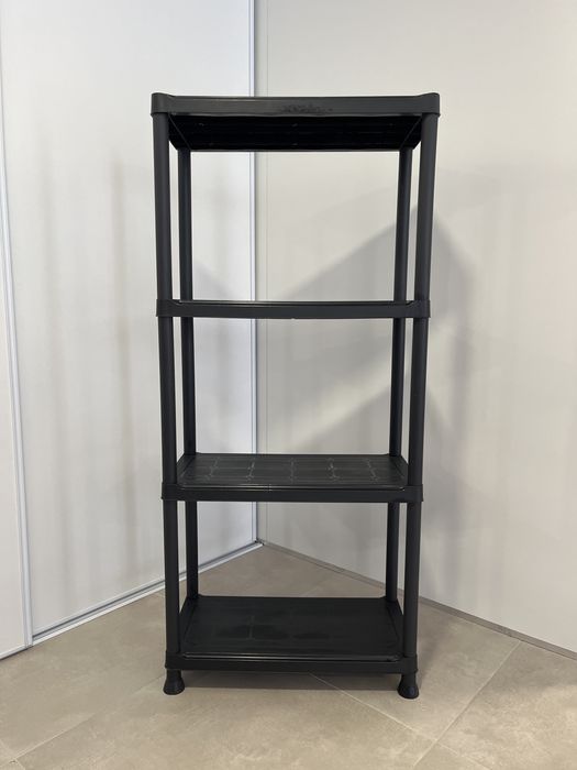 Estante preta de resina/plástico para arrumação