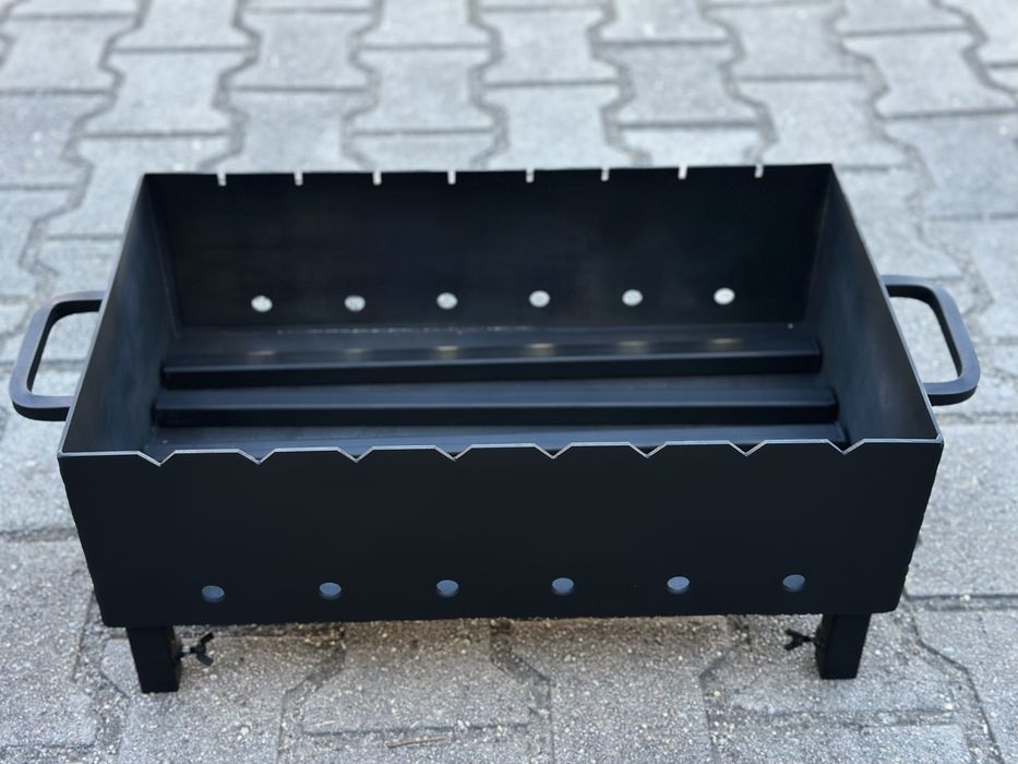 Składany grill na 8 szaszłyków.