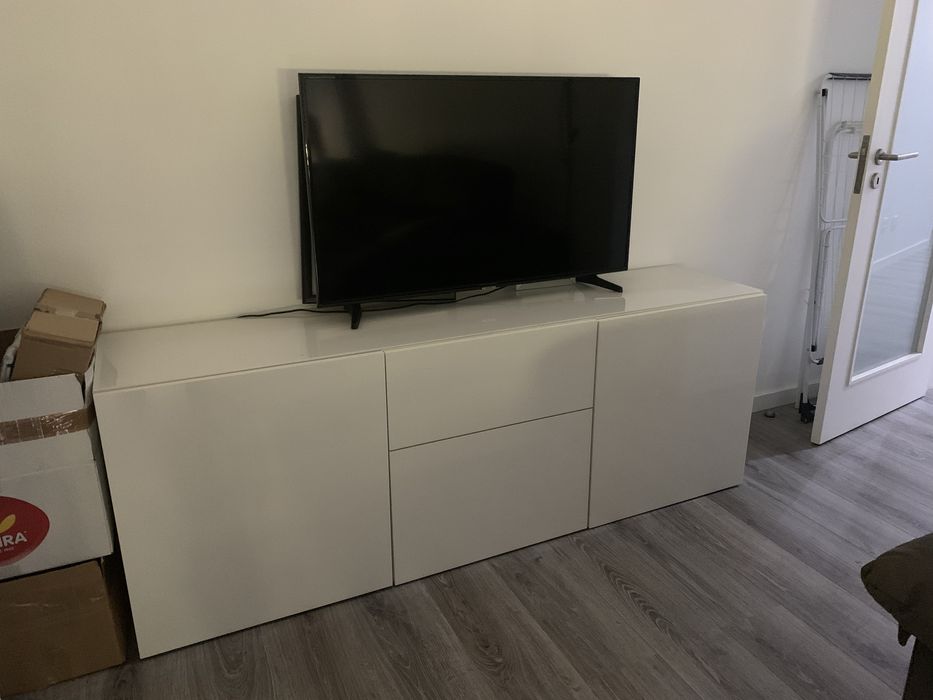 Aparador com base de vidro