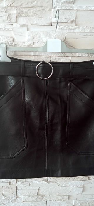 Spódnica krótka mini z ekoskóry damska czarna L/40 Stradivarius