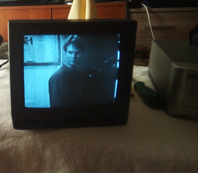 Tv pequena preto e branco