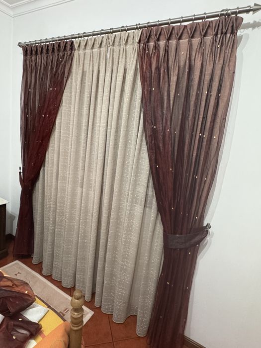 Vendo conjunto de cortinados completos com varões.