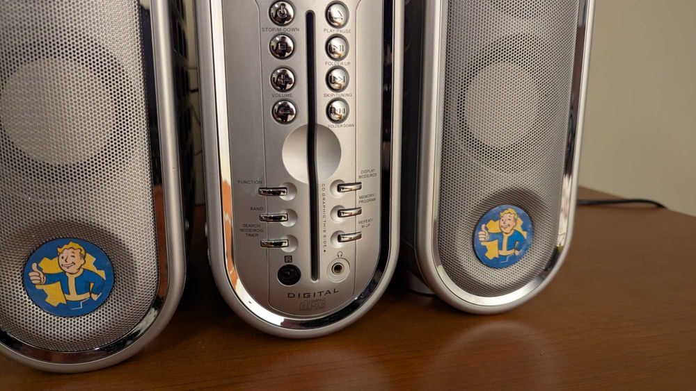 Futurystyczny zestaw audio z pilotem, jak z serialu „Fallout”