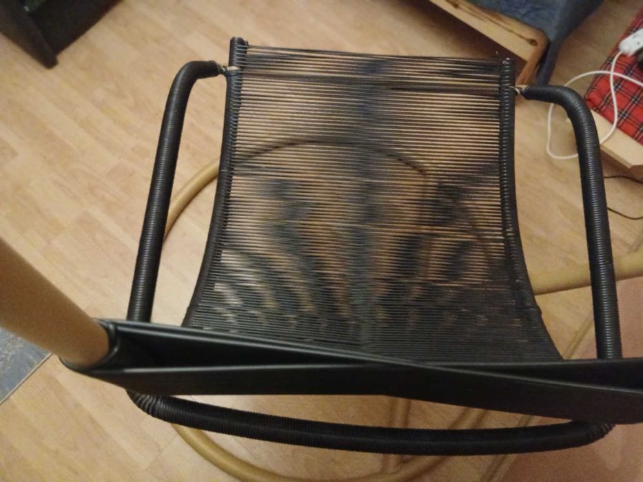 fotel bujany - czarny na stalowym ruszcie