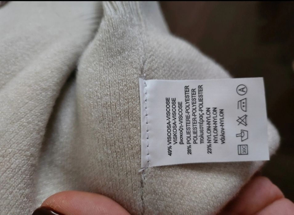 Sweter damski pompony