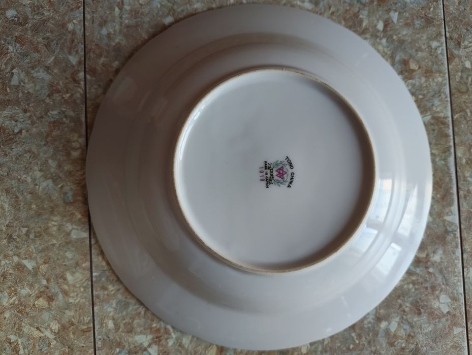 Фарфорова тарілка