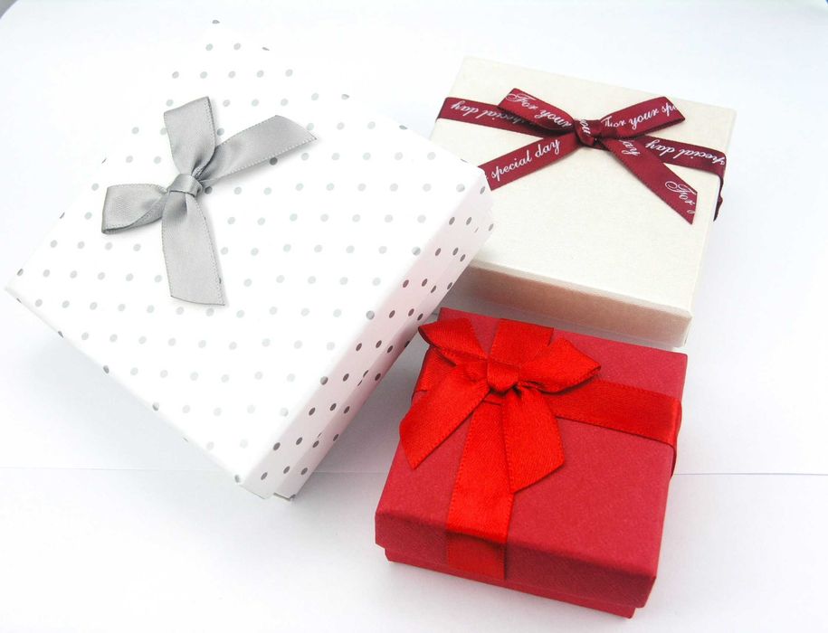 Złote kolczyki wiszące łańcuszki z trójkątami i kuleczkami próba 585