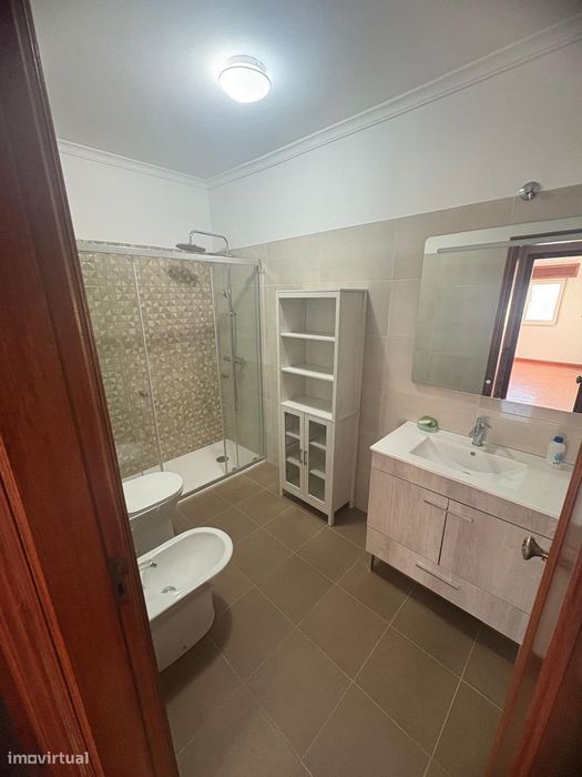 T2 à venda na Rinchoa com 2 varandas e 2 WC