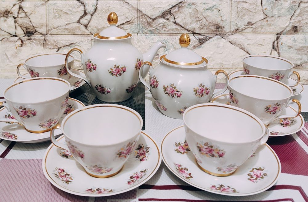 Фарфорові статуетки, посуд.