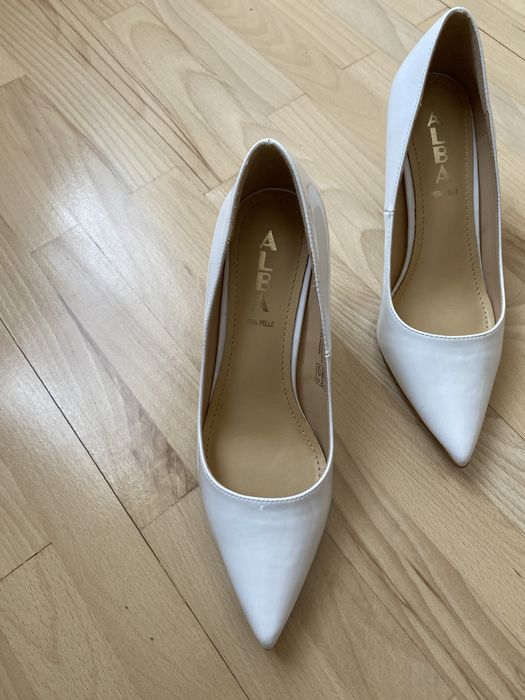 Туфлі білі дуже елегантні