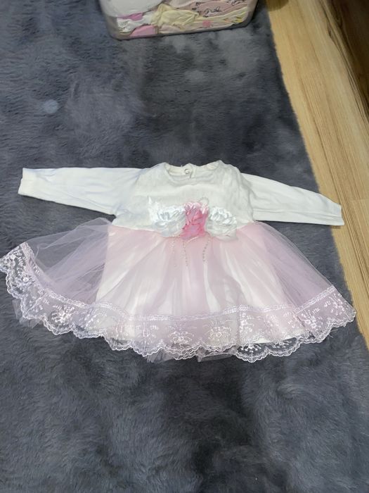 Sukienka z tiulem i ozdobami