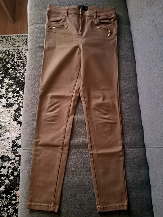 Woskowane spodnie Mohito 38