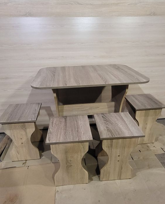 Кухонный стол с табуретками