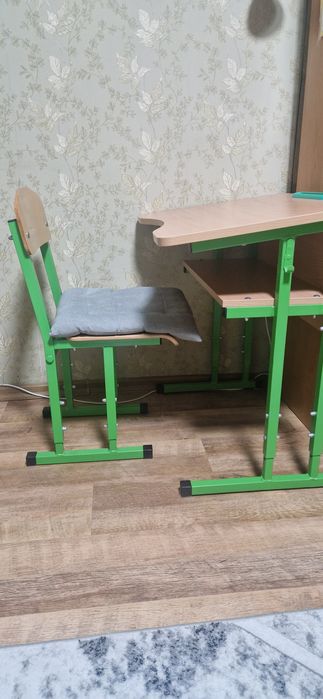 Парта  первоклассника, стол и стул