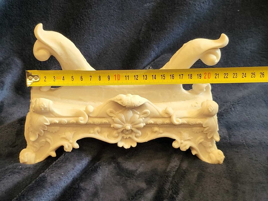 Elegante Suporte Decorativo em Marfinite para Quadros e Molduras