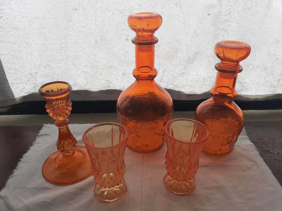 Vendo para desocupar conjunto de 2 garrafas para licor, 1 castiçal e 2 cálices. Nunca usados. 12€