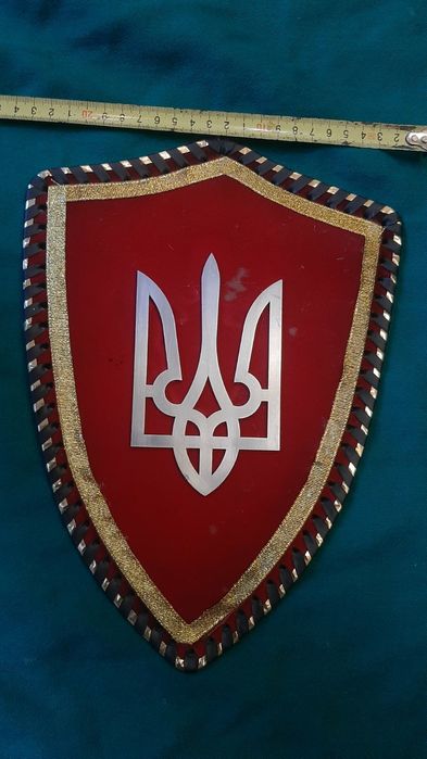 Герб тризуб на шите