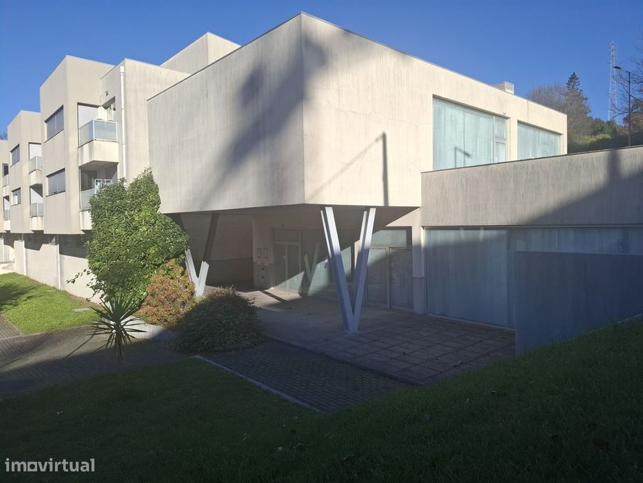 Venda um edifício de lojas Azurem Guimarães