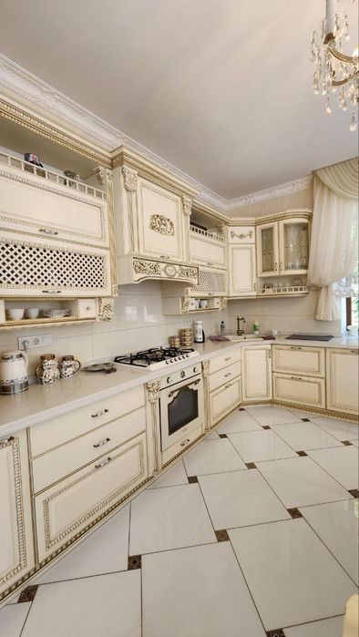 Продам дом в Совиньоне , красный кирпич, бассейн, цоколь, гараж