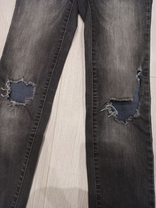 Spodnie z dziurami