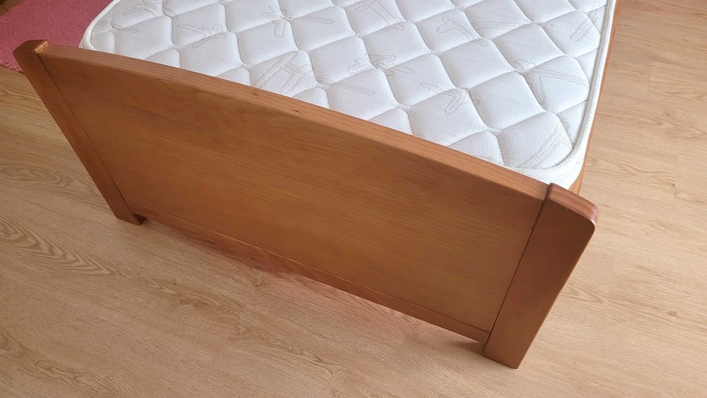 Conjunto cama de solteiro, cómoda, mesinha de cabeceira.