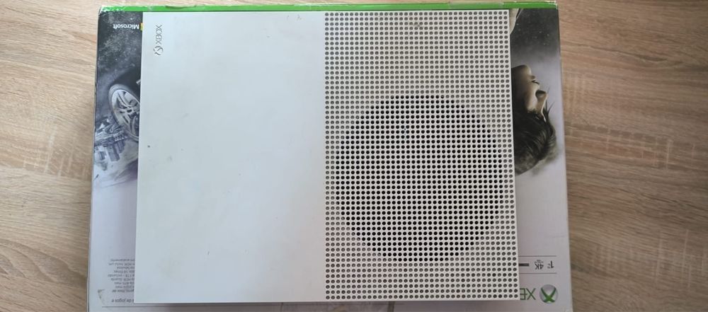 Продається Xbox One S 1TB на запчастини або під ремонт.