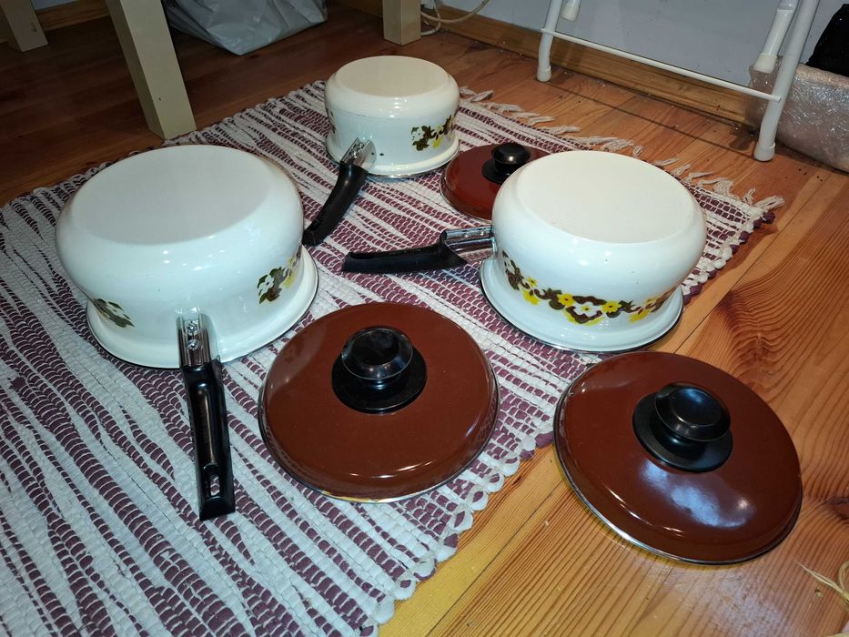 Garnki emaliowane w kwiaty z pokrywkami